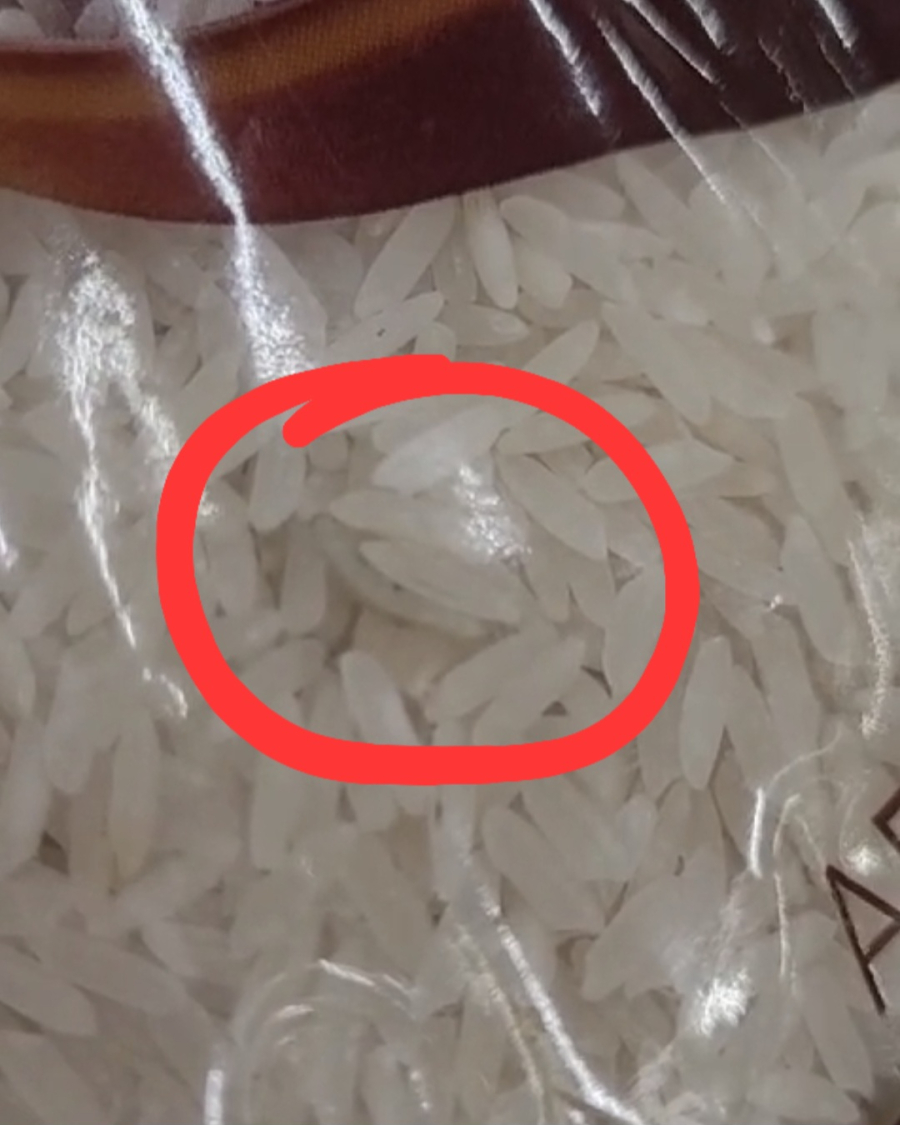 Mulher encontra larvas em saco de arroz em hipermercado de Patos de Minas