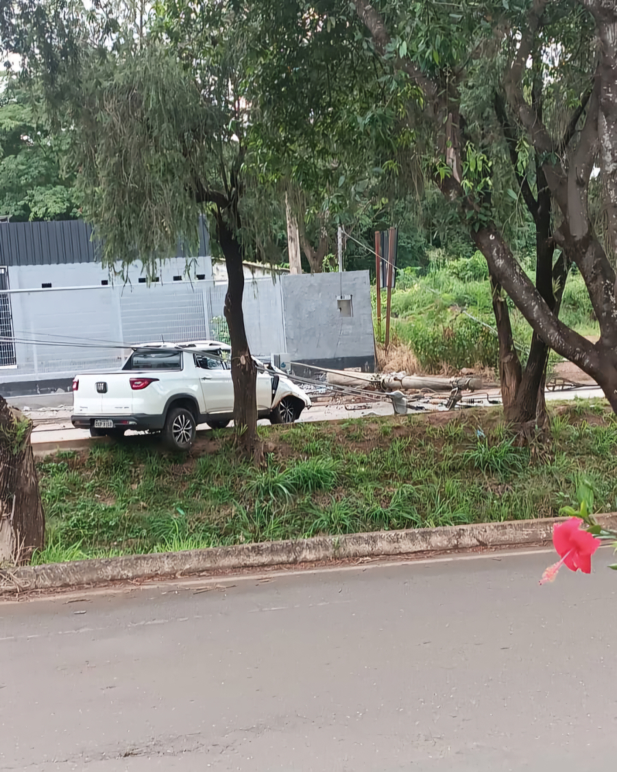 Motorista alcoolizado perde controle do carro e derruba três postes na Avenida Fátima Porto