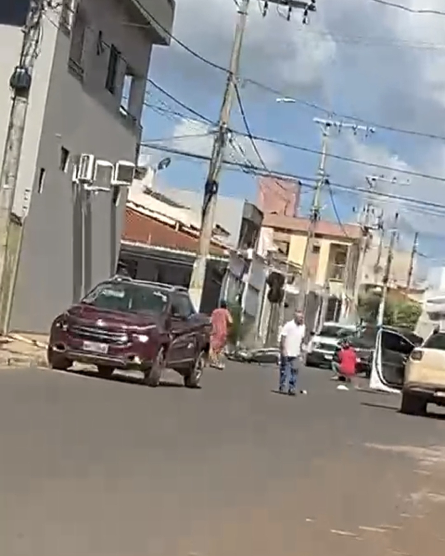 Grave acidente entre caminhonete e moto deixa criança em estado crítico em Patos de Minas