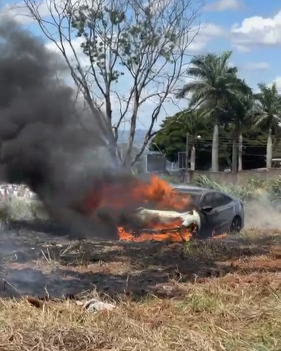 Incêndio destrói carro em lote vago e mobiliza bombeiros na avenida Marabá